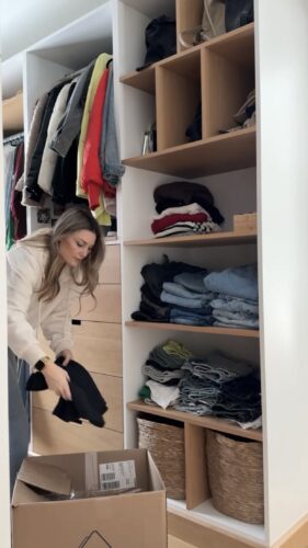 Février sans désordre avec Kassandra DeKoning alors qu'elle emballe des vêtements