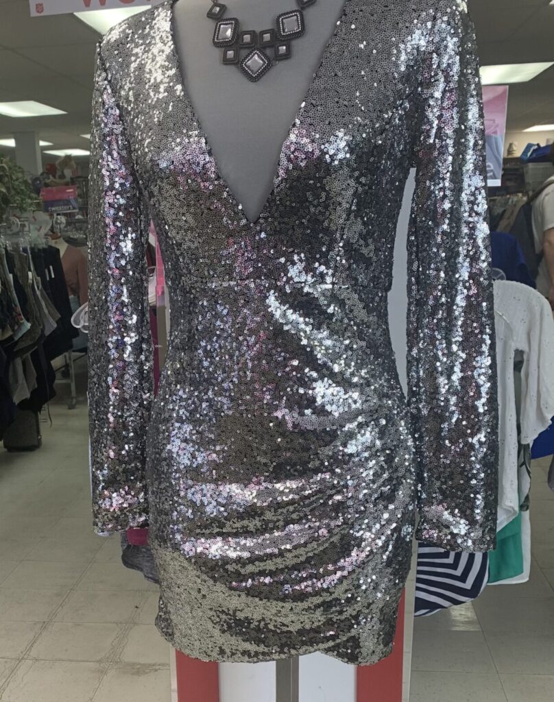 Robe de cocktail argentée à paillettes sur un mannequin