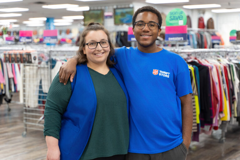 deux employés de magasin d'occasion à l'intérieur de magasin d'occasion