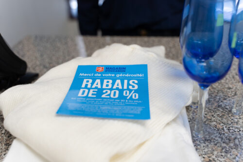 Coupon de donateur posé sur des vêtements posés sur le comptoir du magasin d'occasions lors du paiement