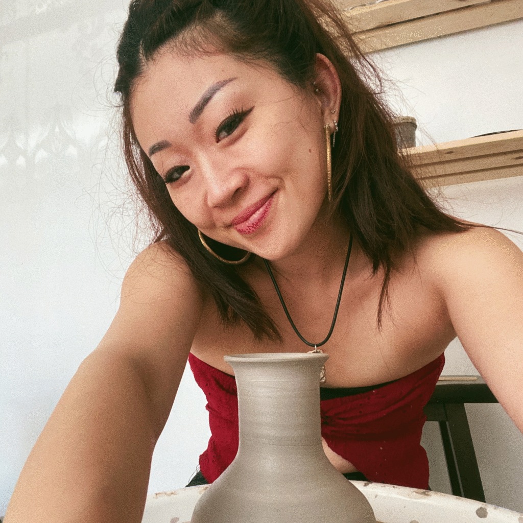 Portrait d'Anna, collaboratrice au contenu du magasin d'occasion de l'Armée du Salut