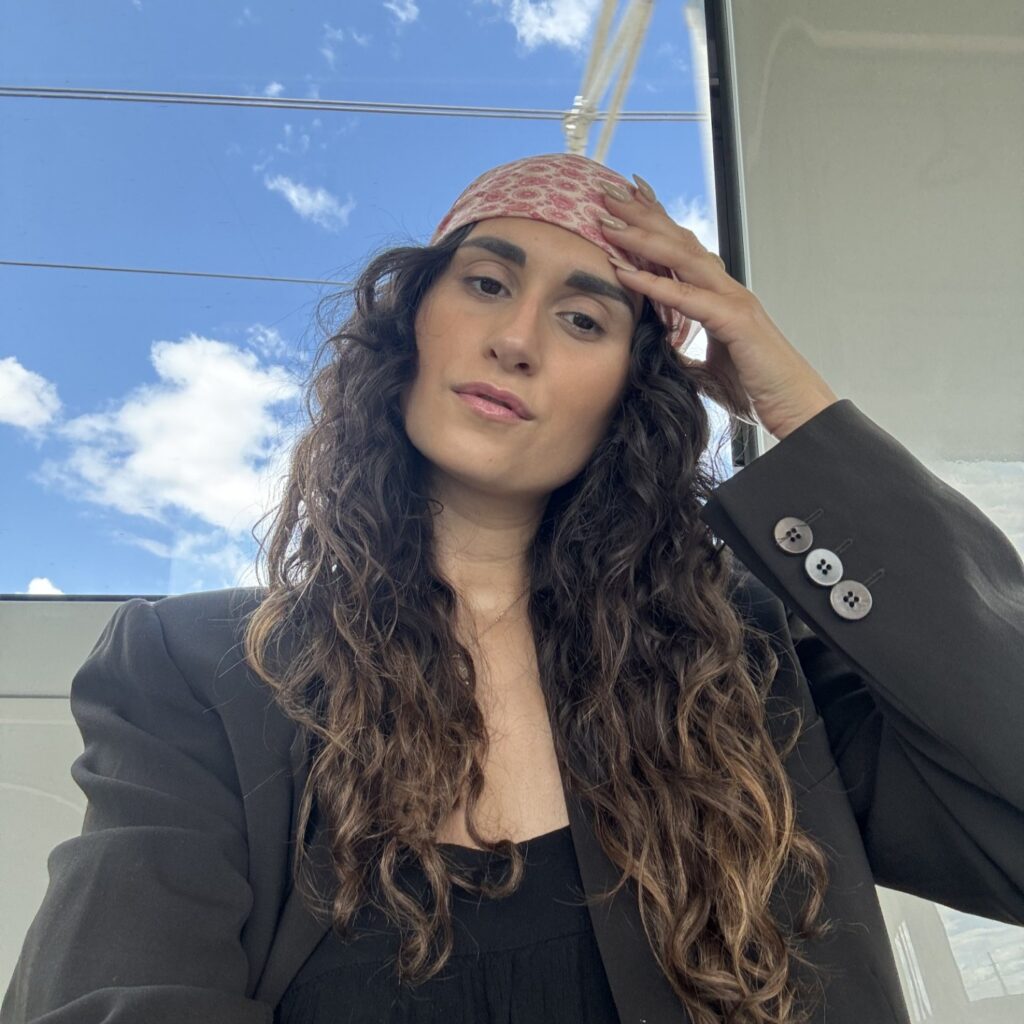 Portrait de Camille, collaboratrice au contenu du magasin d'occasion de l'Armée du Salut