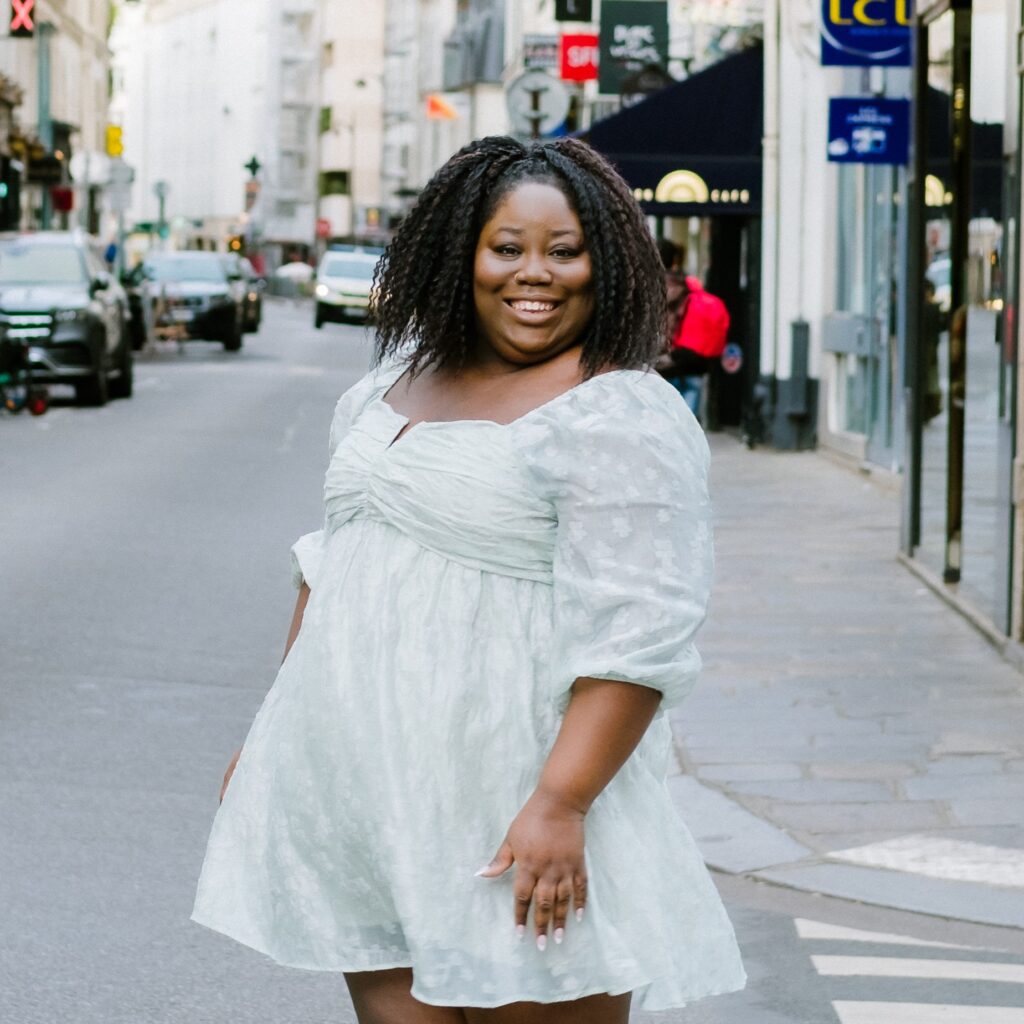 Portrait de Charmaine, collaboratrice au contenu du magasin d'occasion de l'Armée du Salut