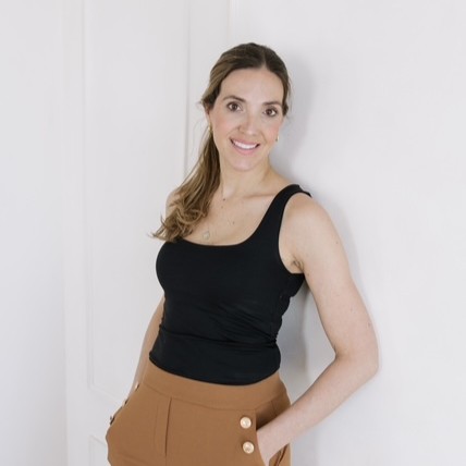 Portrait de Nancy, collaboratrice au contenu du magasin d'occasion de l'Armée du Salut