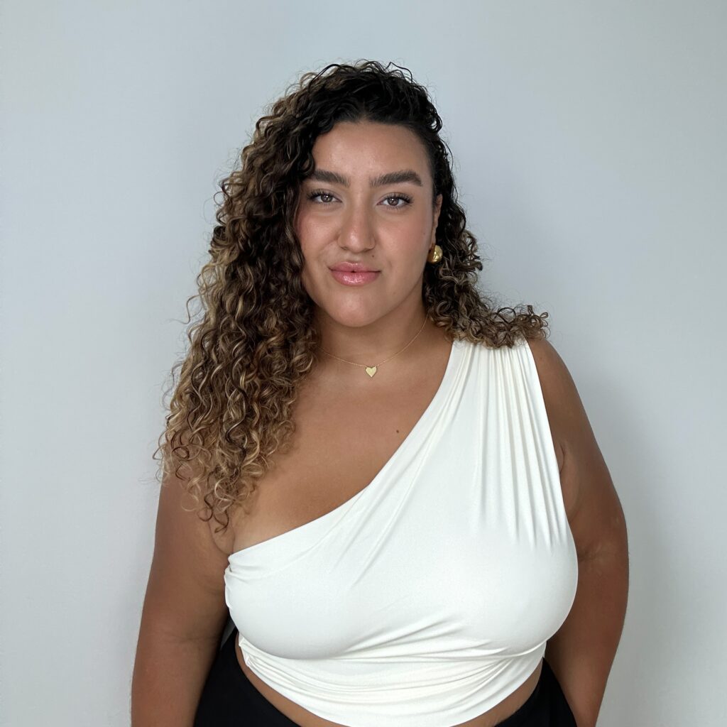 Portrait de Vanessa, collaboratrice au contenu du magasin d'occasion de l'Armée du Salut