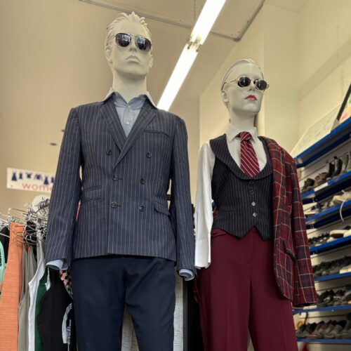 tenues de travail blazer masculin, chemise habillée et lunettes de soleil sur un mannequin et un gilet, une cravate, un haut à col et des lunettes de soleil sur un mannequin féminin