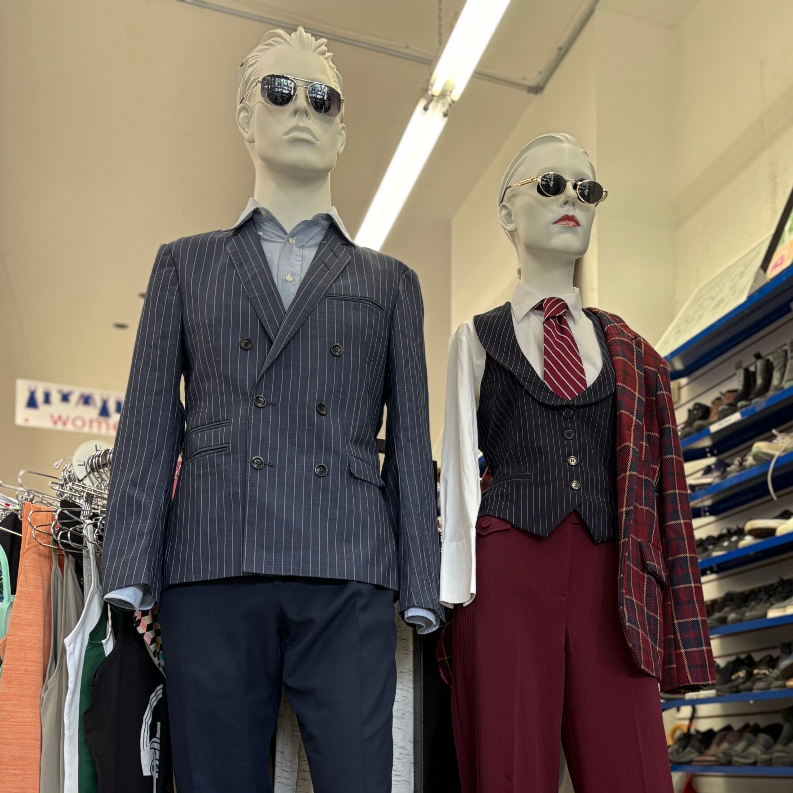 tenues de travail blazer masculin, chemise habillée et lunettes de soleil sur un mannequin et un gilet, une cravate, un haut à col et des lunettes de soleil sur un mannequin féminin