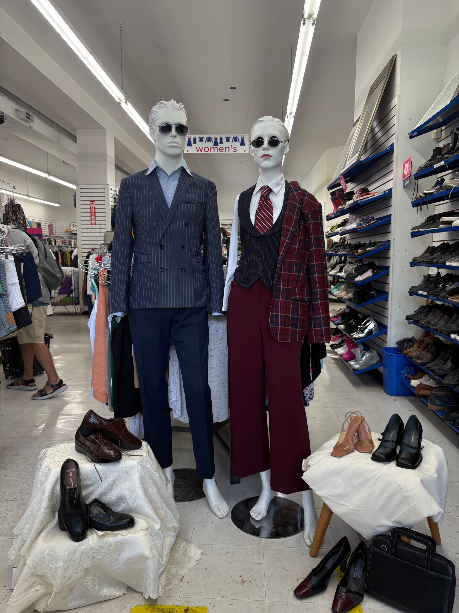 tenues de travail blazer masculin, chemise habillée et lunettes de soleil sur un mannequin et un gilet, une cravate, un haut à col et des lunettes de soleil sur un mannequin féminin photo pleine longueur
