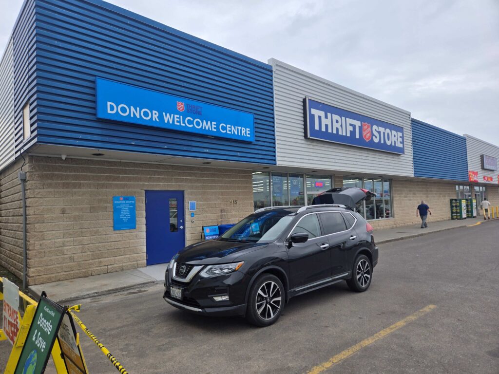voiture noire devant le magasin de l'Armée du Salut