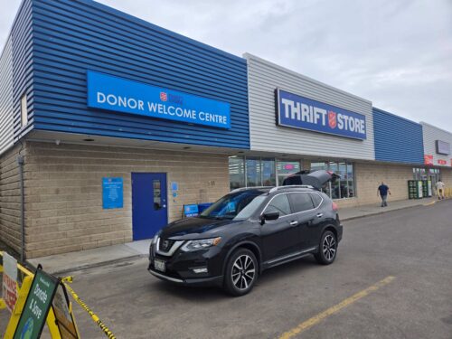 voiture noire devant le magasin de l'Armée du Salut