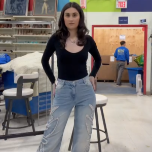 Notre collaboratrice Camille essaie un jean dans un magasin d'ocassion