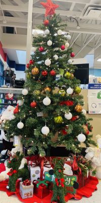 Sapin de Noël décoré de boules et de lumières