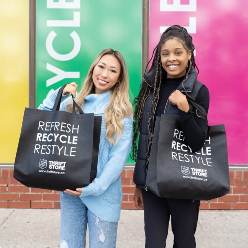 deux amis debout devant la friperie